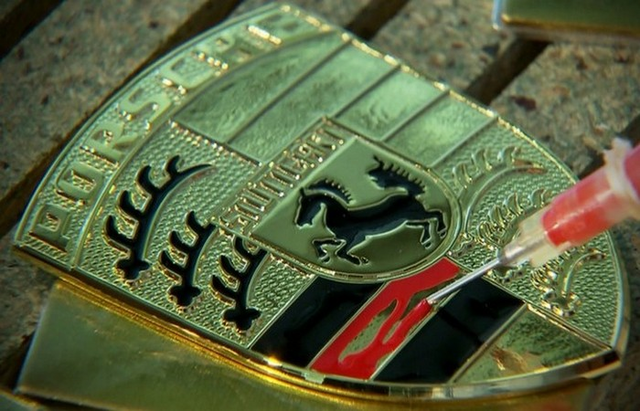 Дизайн знаменитого герба компании