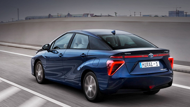 Все водородные седаны Toyota Mirai будут отозваны