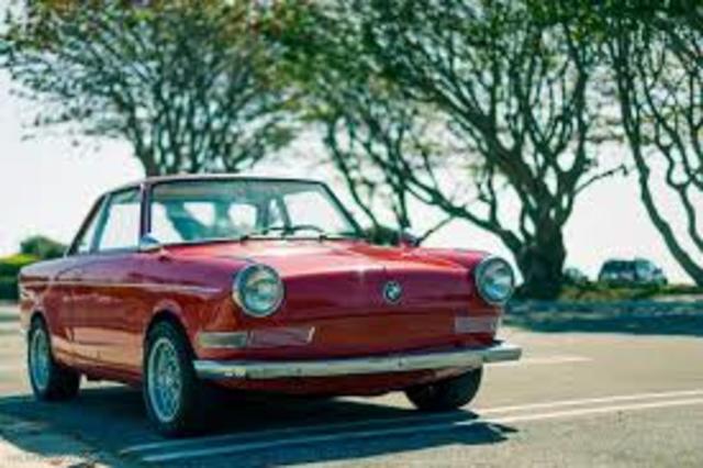 1959 — Модель 700 стала первым большим серийным успехом для автомобилей BMW. Компания BMW выставляется на продажу.