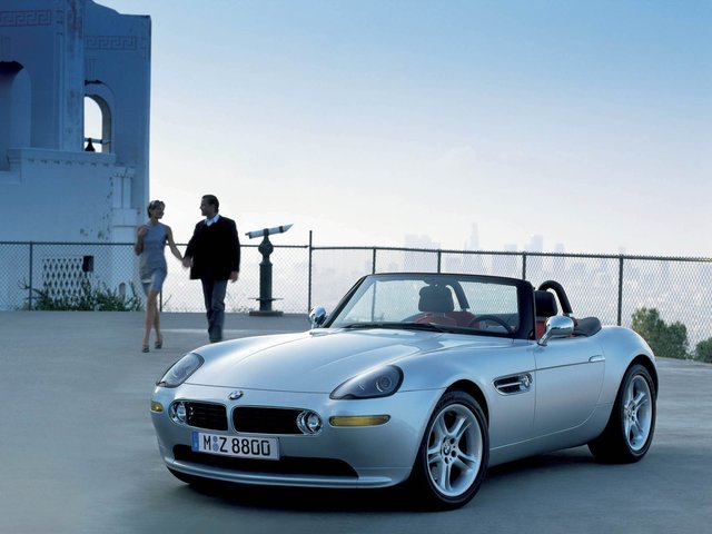 1995 — Презентация легендарного BMW Z8. Автомобиль становится звездой кинематографа и снимается в фильме о Джеймсе Бонде.