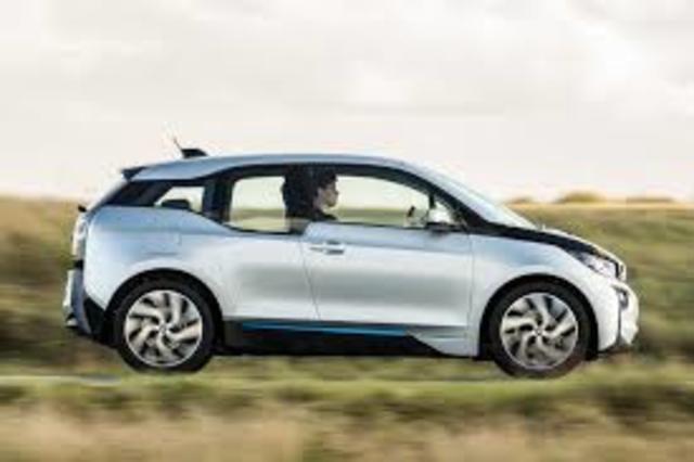 2013 — Проходит презентация электромобиля BMW i3 и гибрида i8.