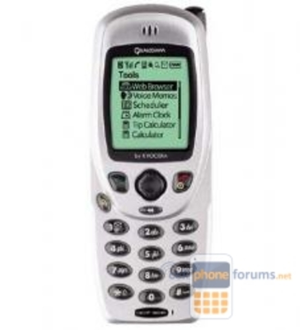 Aparece el celular Kiocera 3035, tiene más funciones y una pantalla a color. Con una batería de Litio.