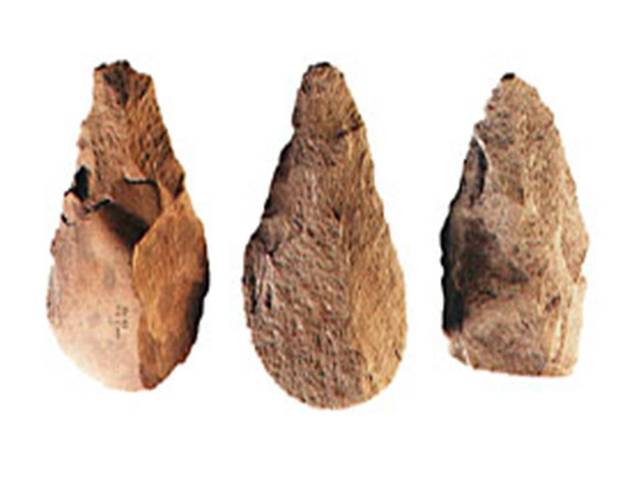 Utilización de huesos y piedras talladas (2.500.000 a.C)