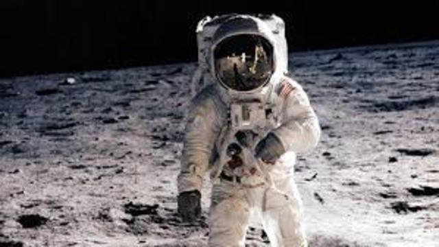Hombre llega a la luna