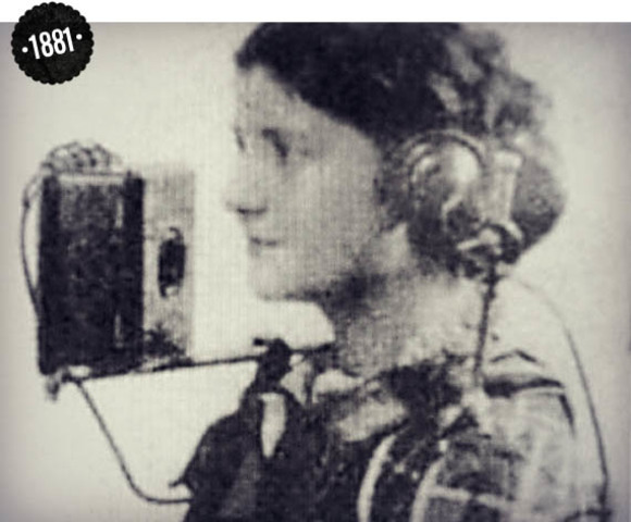 the first head phones with out wires