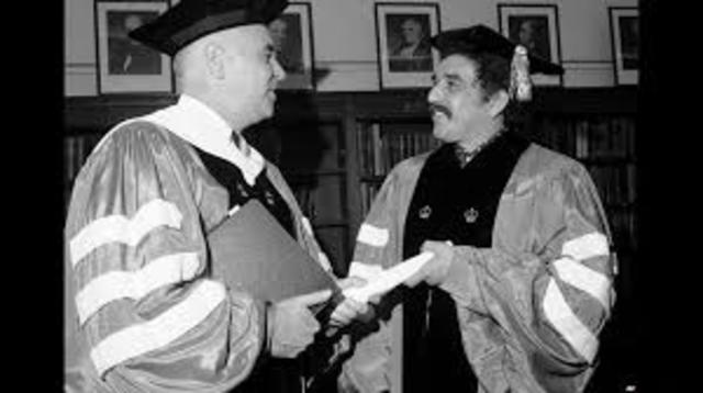 recibe una beca universitaria