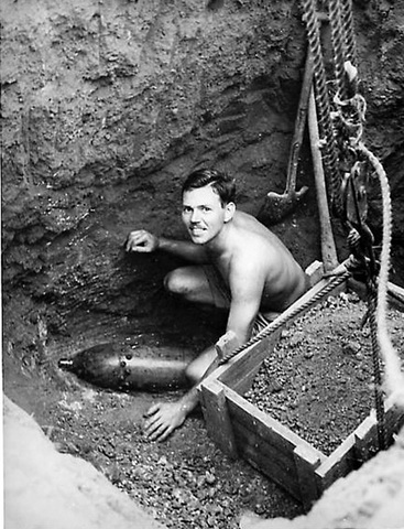 Japanese bomb Townsville and Mossman during WWll