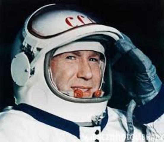 El cosmonauta ruso Alexei Leonov realiza el primer paseo espacial tras viajar en la cápsula Vostok 2.