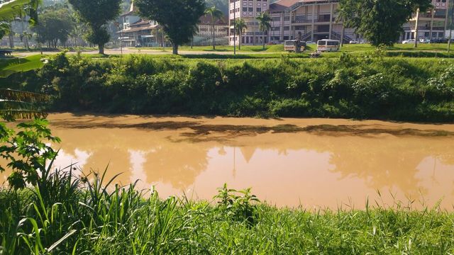 Uma mancha preta aparece no rio, próximo ao Sesc
