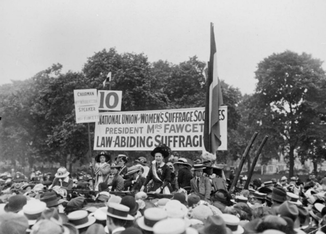 Las sufragistas rodean la Casa Blanca