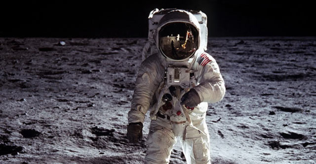 Arrives the first man to the moon