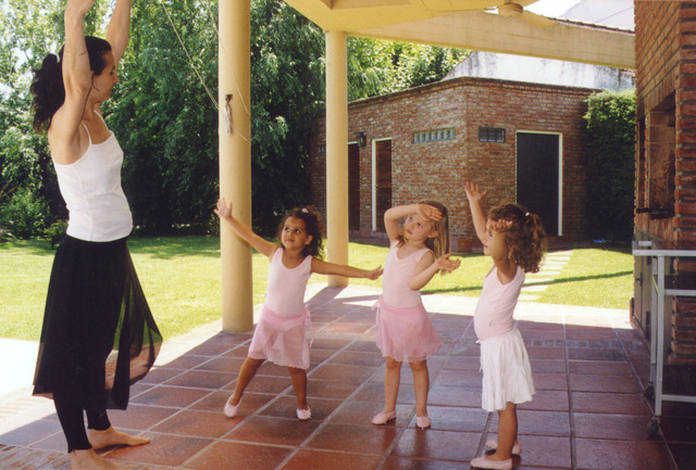 Arranque baile con dos amigas