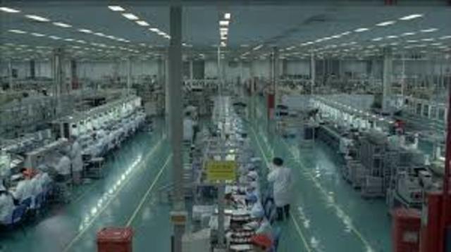 Producción a gran escala y en forma estandarizada.