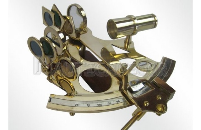 Usan sextante como ayuda para la navegacion.