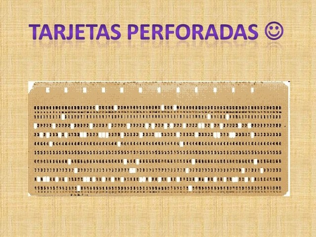 Los datos se introducenr utilizando tarjetas perforadas.