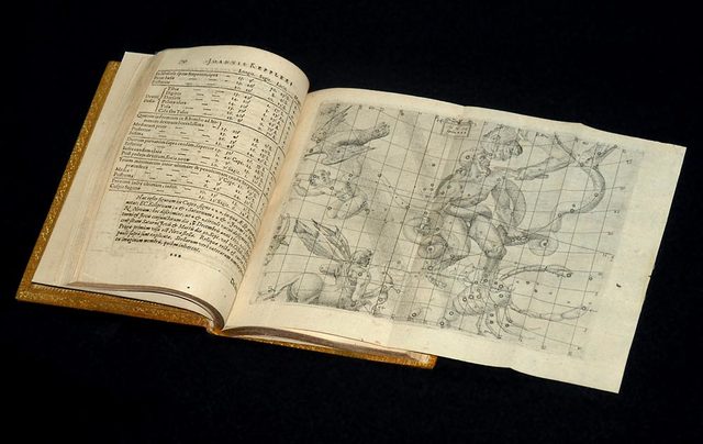 Publicación del primer libro