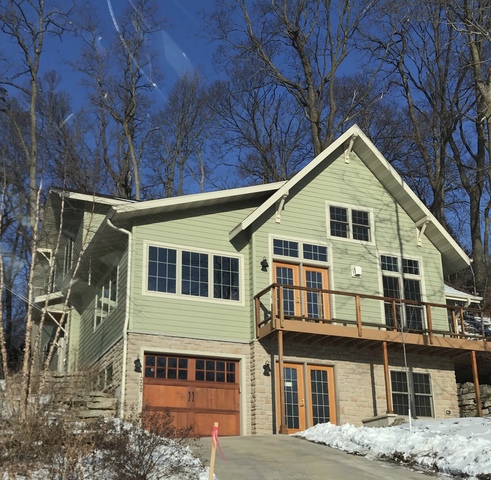 Una casa abajo la calle.