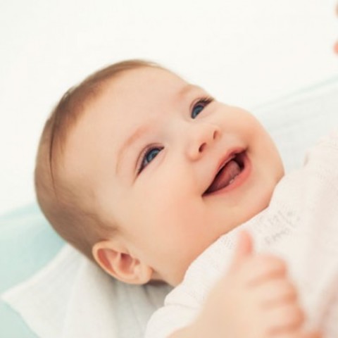 Infant Recognizes faces and begins to smile