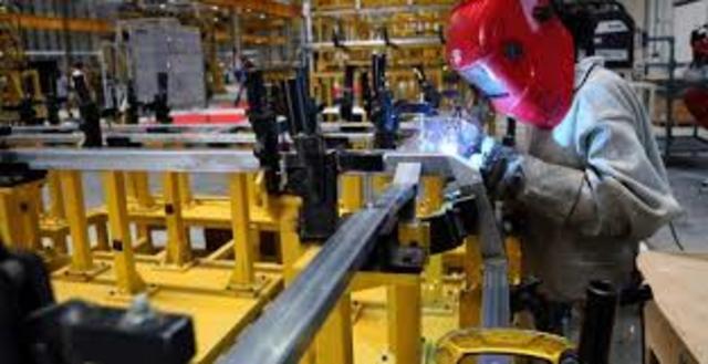 Se comienza a implantar la industria metalúrgica, relojera y cristalería, que desbancan el predominio textil.