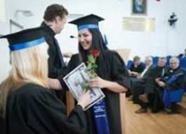 Títulos a personas que estudiaban por correspondencia