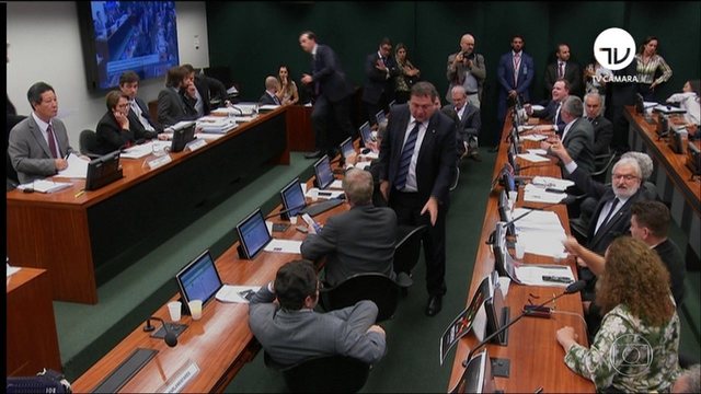 Comissão aprova com 18 votos a favor e 9 contrários o parecer que muda a legislação brasileira sobre agrotóxicos.