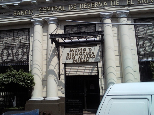 Creación del Banco Central de Reserva de El Salvador.