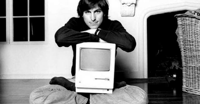 la primera microcomputadora de uso masivo y más tarde forman la compañía conocida como la Apple