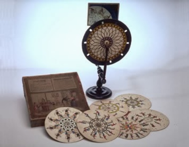 Simon Stampfer: Estroboscopi: És el mateix que el fenaquistoscopi però amb la difèrencia de que si va afegir un tros de disc pintat de negre per darrera entre dues escletxes que fa el paper d’obturador