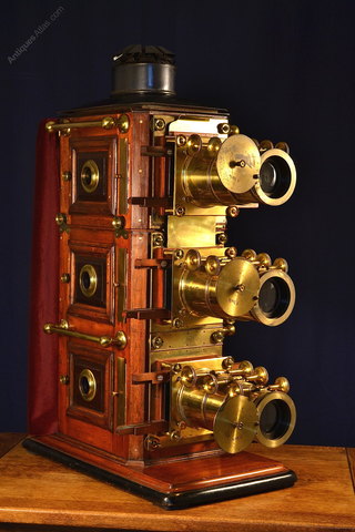 Triunial: Llanterna triple anglesa. Moviments lligats a la projecció.