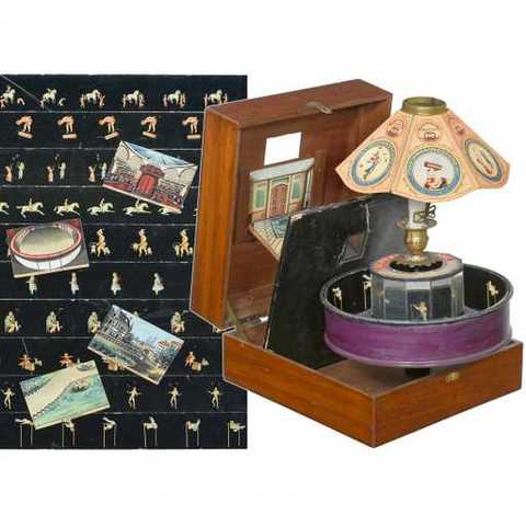 Emile Reynaud à Praxinoscopi-teatre: Les imatges en moviment es contemplen a través d’una mena de prosceni i es sobreposen sobre un fons en miniatura.