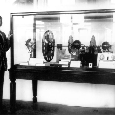 John Logie Baird  Sistema basat en l’exploració mecànica, la roda de Nipkow i en els tambors de Bart que permetran les primeres emissions de televisió a Anglaterra per la BBC.