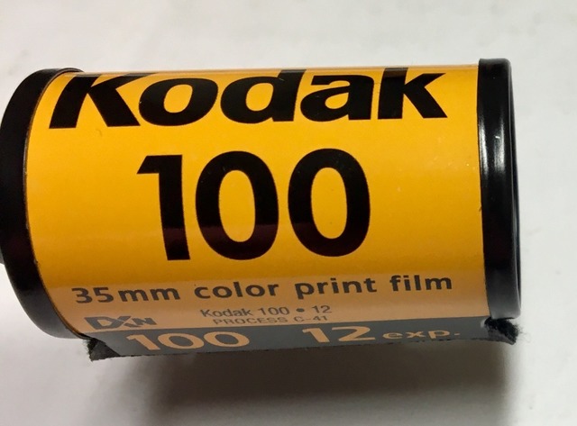 Rollo fotográfico y bombilla de flash.