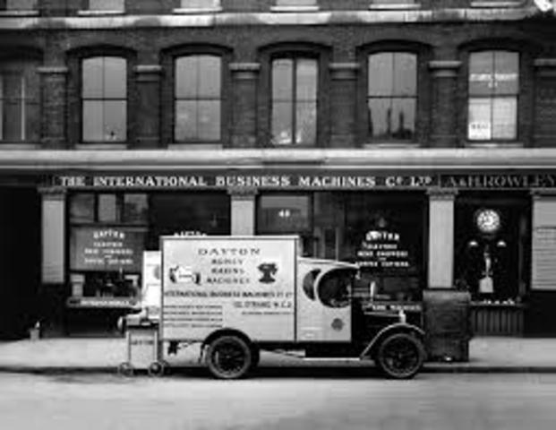 IBM: Hollerith Tabulating Machine Company passa dir-se International Business Machines Corpration, empresa dedicada a la fabrica de màquines de calcular automàtiques.