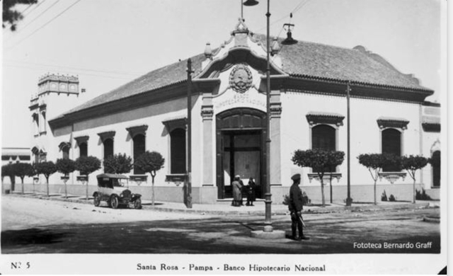 Se firma la escritura de constitución del Banco Hipotecario.