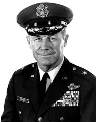 Chuck Yeager rompe la barrera del sonido