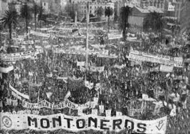 Montoneros en la Plaza de Mayo
