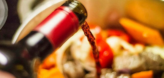 Cocción de pescado con vino. Grecia