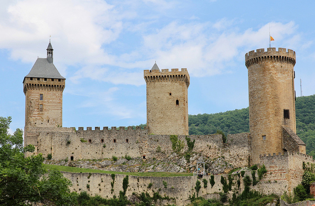 Albitarrek Foix izeneko herria setitatu zuten.