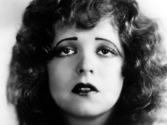 MAQUILLAJE DEL AÑO 20