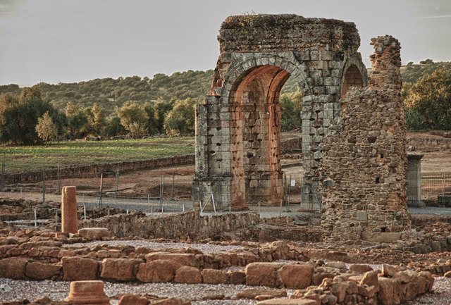 Centro de interpretación del Arco de Caparra (http://www.turismoextremadura.com/viajar/turismo/es/explora/Centro-de-Interpretacion-de-la-Ciudad-Romana-de-Caparra_1924203554/)