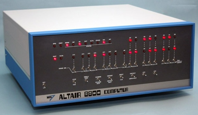 SE CREA LA PRIMERA MICROCOMPUTADORA