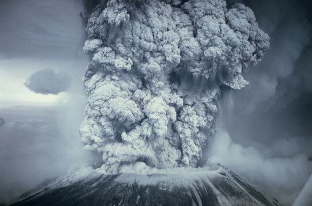 Mount st. Helens volcano eruption,