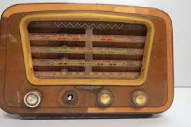 Início da transmissão das aulas, através do rádio