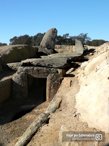 Restos de Cobre y Dólmenes.