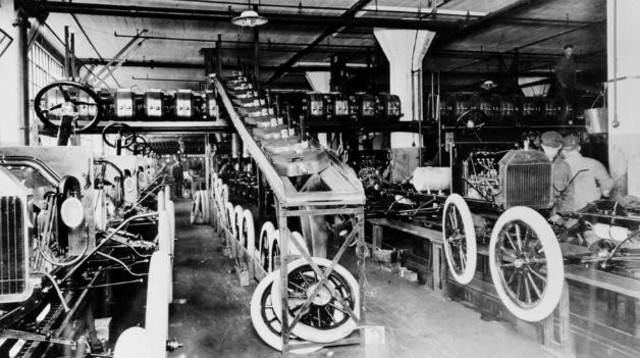 Fábricas para el trabajo en serie  y la especialización del trabajo.