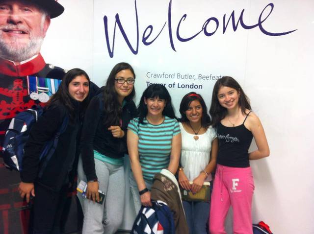 Viajo por primera vez sola al extranjero. Viajo a Londres como parte de un programa de intercambio cultural para mejorar tu ingles y conocer la cultura