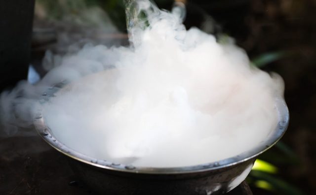 Daniel Rutherford descubre el nitrógeno