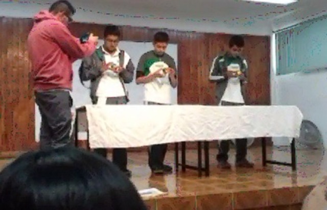 Concurse en el concurso del cubo rubik que realizaba la escuela y obtuve el primer lugar