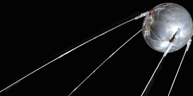 Lanzamiento de Sputnik 1 por parte de Rusia.