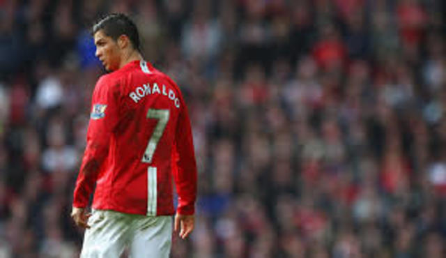 Ficha por el Manchester United y debuta con los diablos.